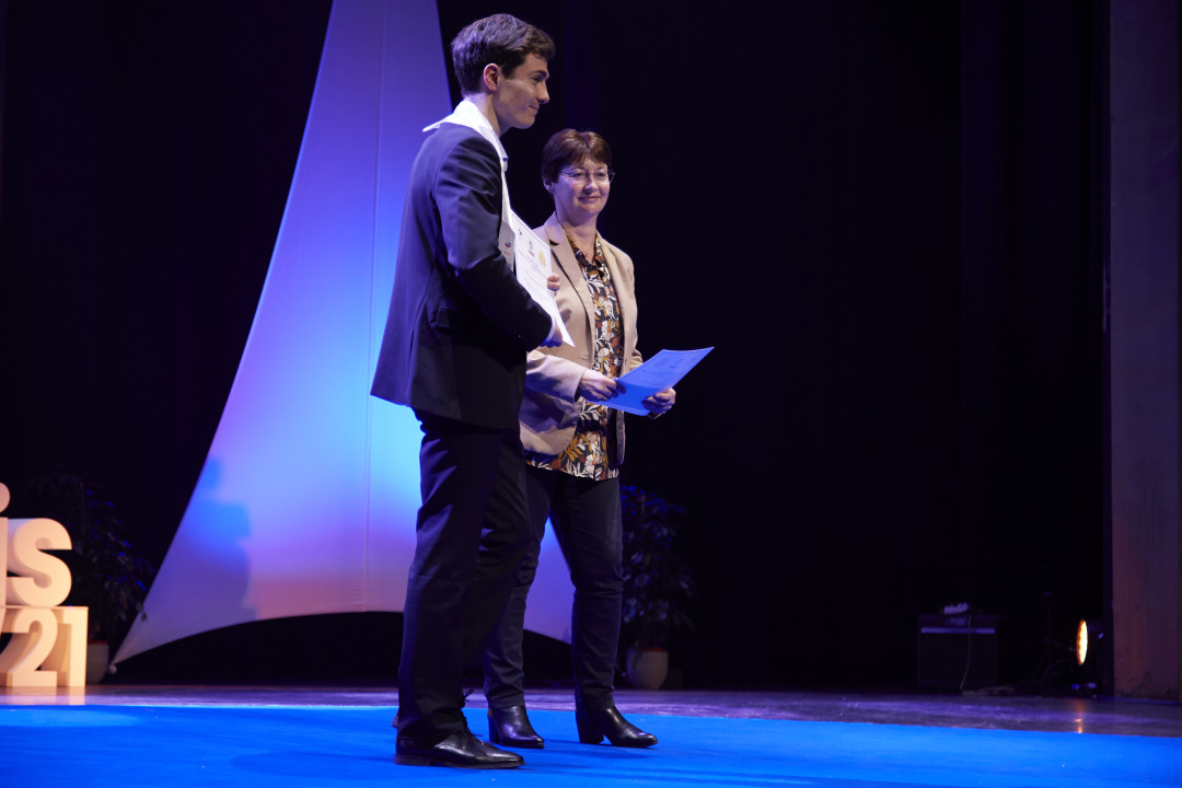 Pierre-Gwenaël Pervès recevant le prix RINA 2021 des mains de Christelle François, de Bureau Veritas. Crédit : Frédéric Haury