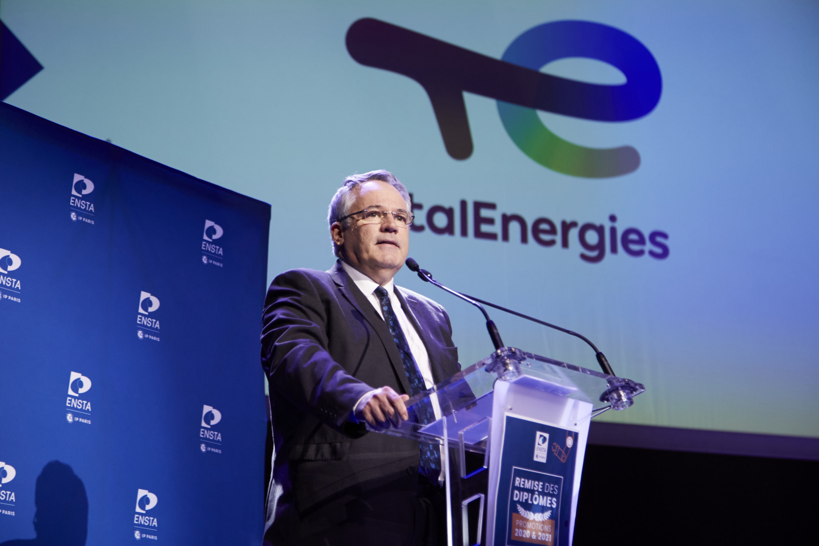 Jean-Pierre Sbraire, directeur financier de TotalEnergies, parrain de la promotion 2021. Crédit : Frédéric Haury