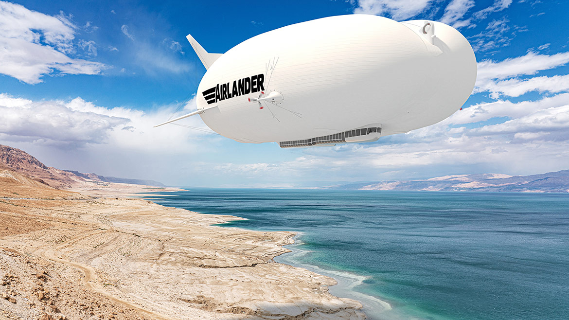 Vue d'artiste d'un dirigeable Airlander 10 survolant la côte.