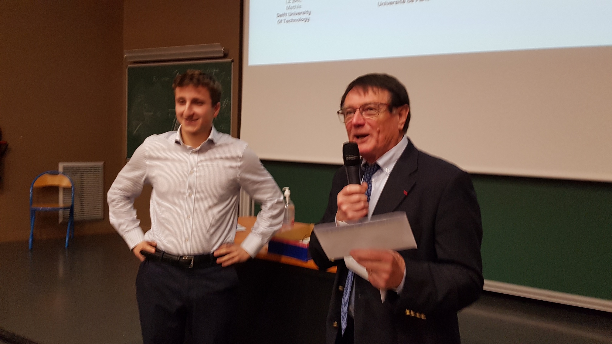 Eric Patarin recevant le prix du public des mains de René Couillandre