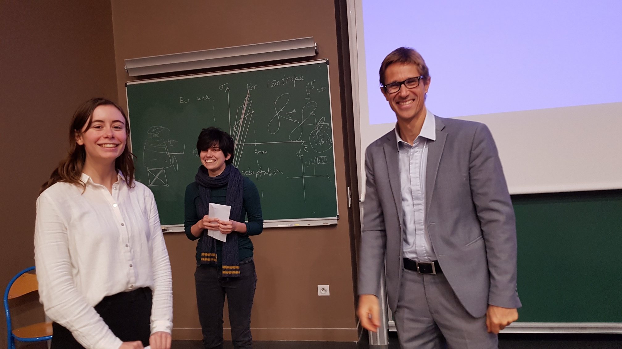 lara Couronne recevant le deuxième prix des mains de Thomas Loiseleux