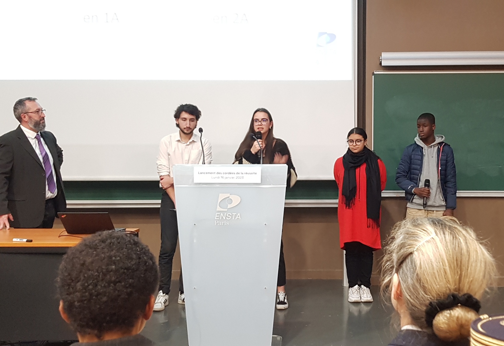 Stéphane Delolme, responsable de la vie étudiante à ENSTA Paris, les tuteurs Léo Oudart et Labonnote et les élèves du collège Pablo Neruda de Grigny