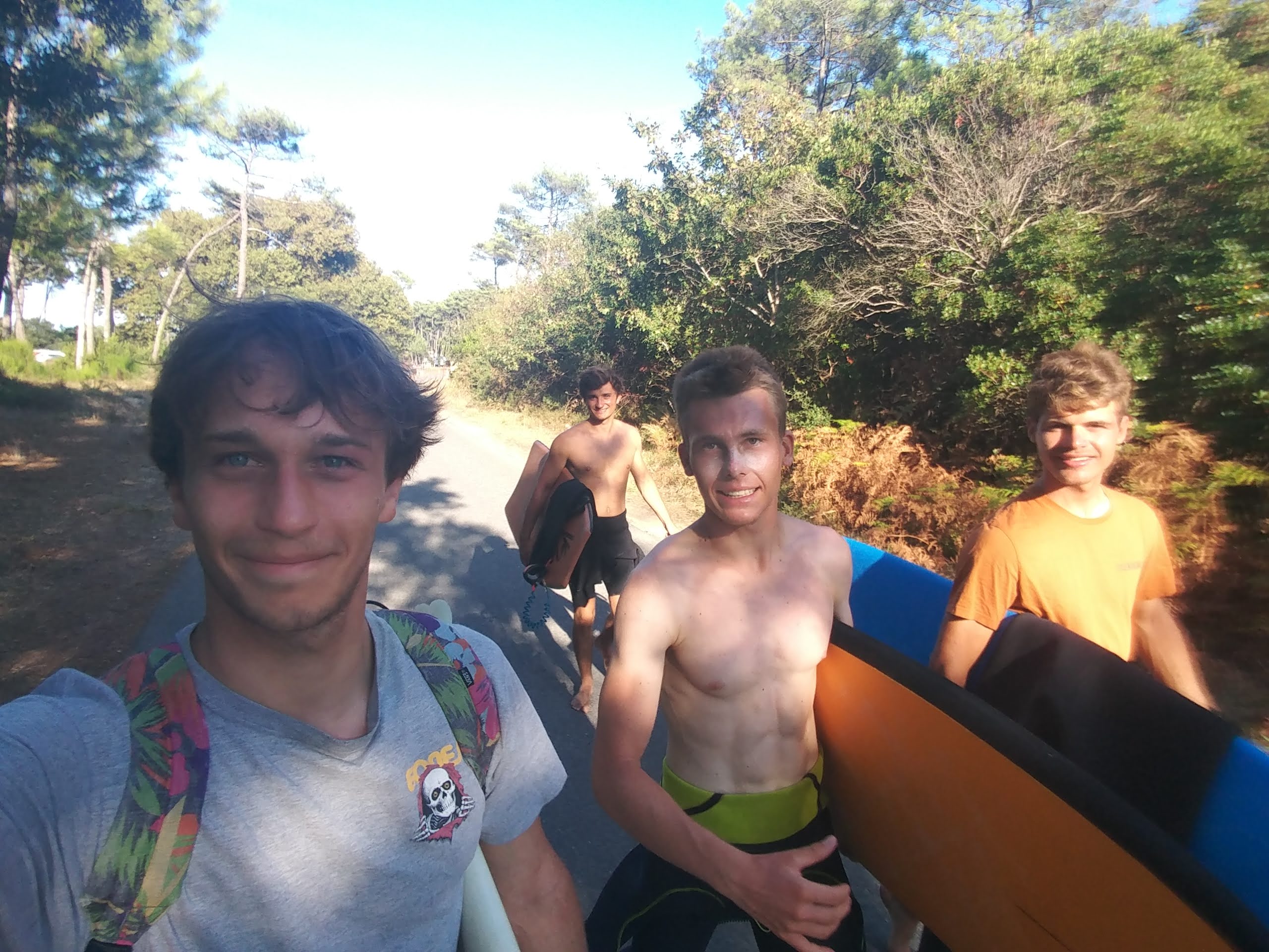 Hadrien Nauroy (à gauche) et Ewen Mahevas (centre), les deux amis fondateurs de NeWave