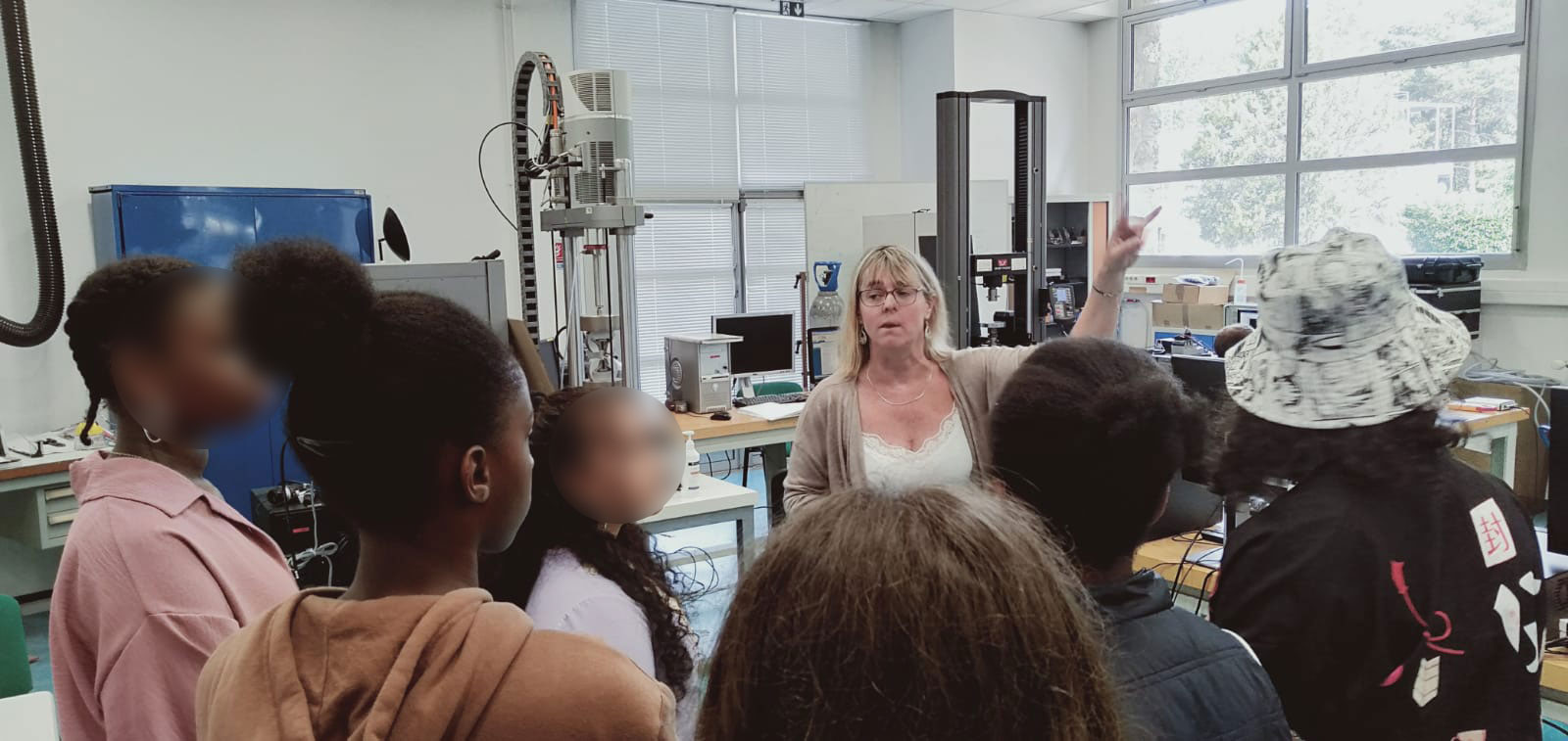 Collégiens et collégiennes en visite à l'Unité de mécanique d'ENSTA Paris