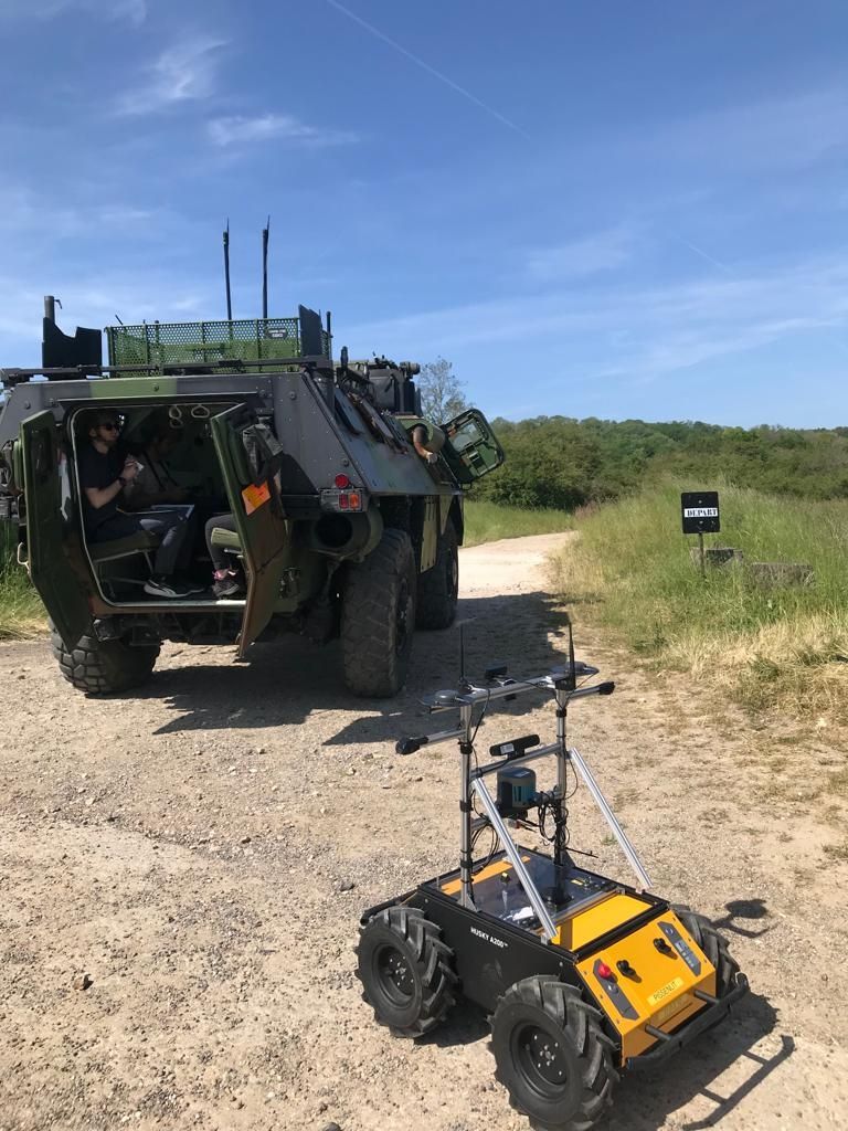 Un robot Husky d'ENSTA Paris en exploration des environs