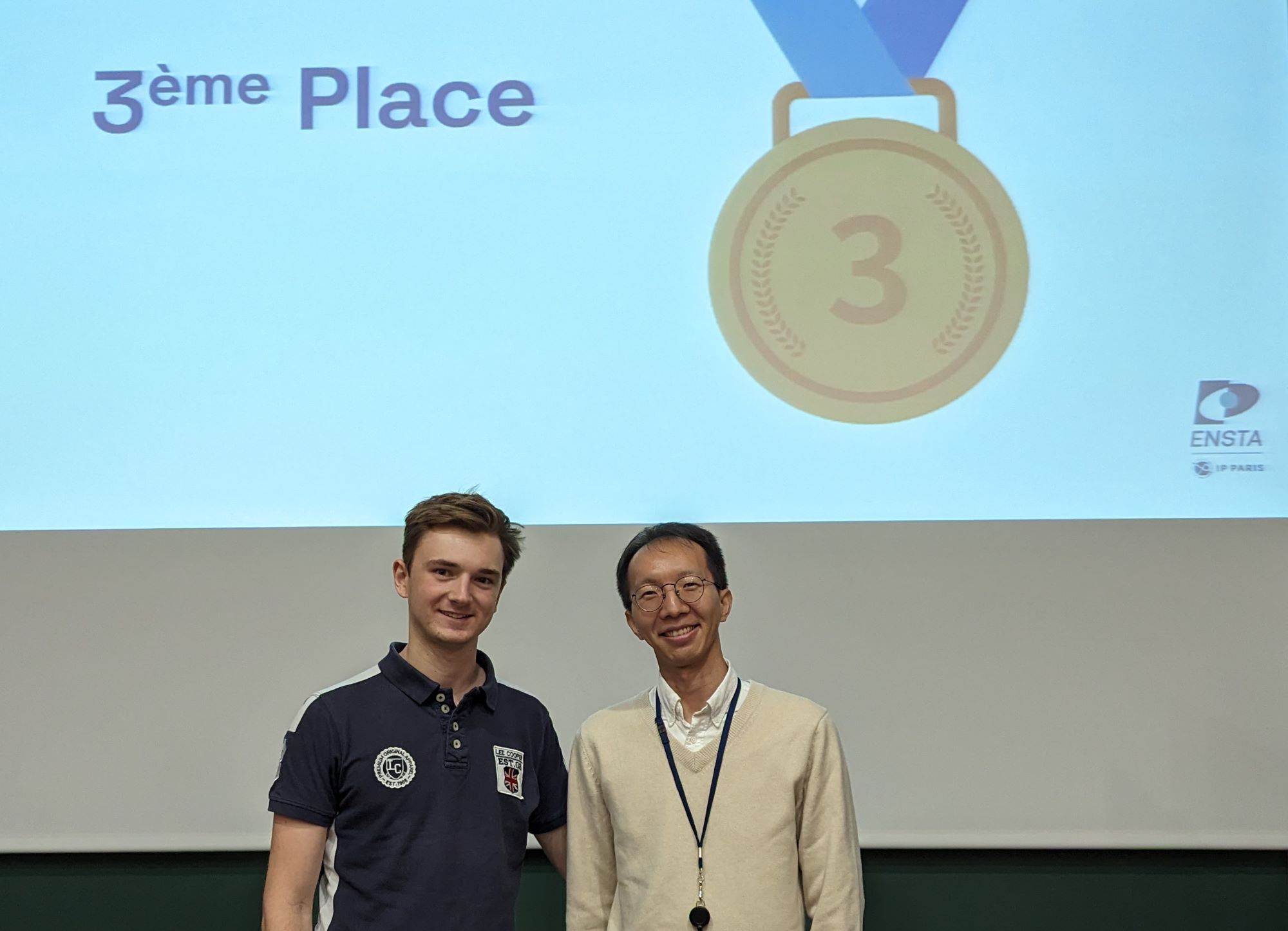 Olivier Ledard reçoit des mains de Philippe Xu, enseignant-chercheur de l'U2IS d'ENSTA Paris, le 3e prix du meilleur projet de recherche