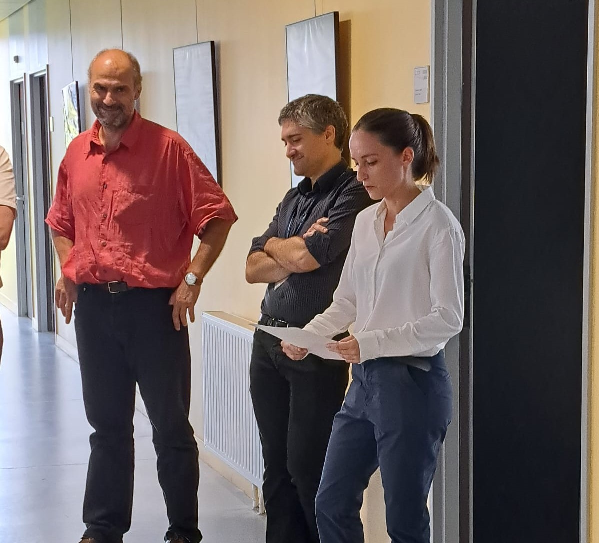 Clara Leparoux, accompagnée d'Andrea Simonetto et Frédéric Jean de l'UMA, à l'issue de sa soutenance de thèse