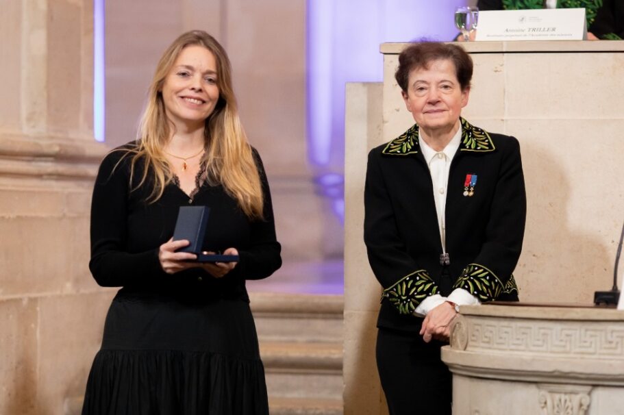 Anne Canteaut recevant le prix Irène Joliot-Curie de la femme scientifique de l'année des mains de Françoise Combes, vice-présidente de l'Académie des sciences