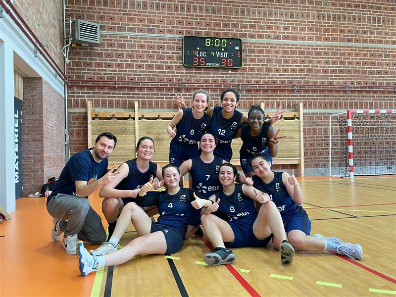 Les basketteuses de l'équipe ENSTA Paris avec leur coach Rémy Martin-Peral