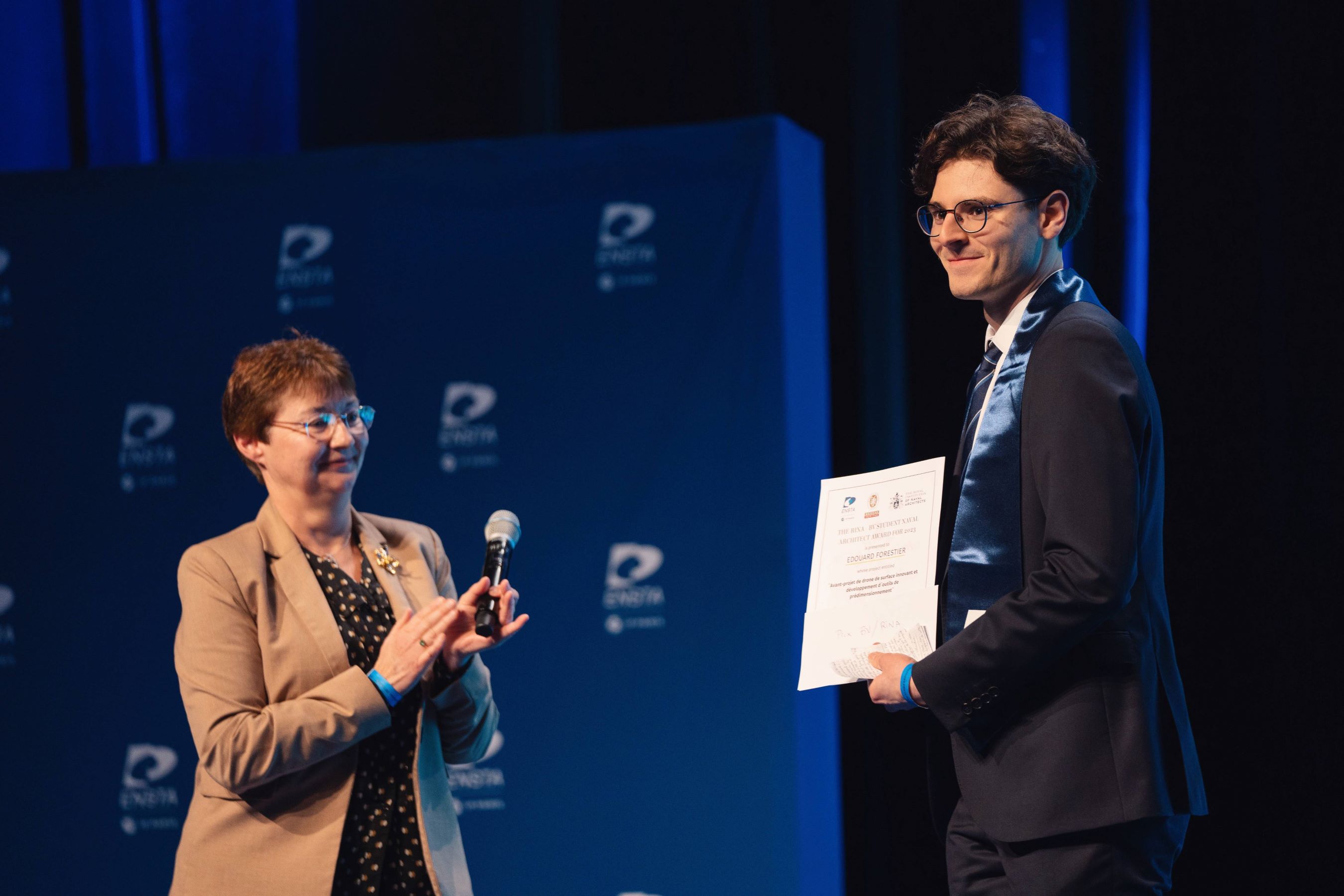 Christelle François, du Bureau Veritas, remettant à Edouard Forestier le prix du meilleur projet de fin d'études en Génie maritime