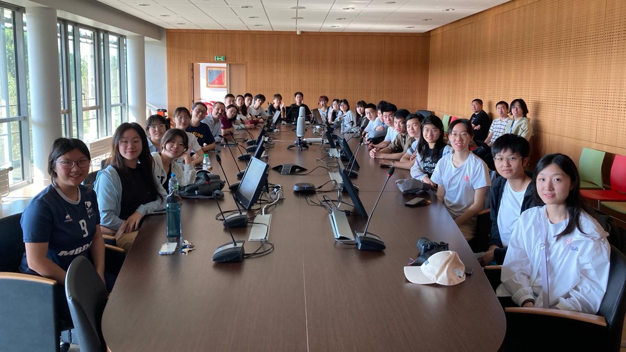 un groupe d'étudiants de l'école d'ingénieur sino-française SPEIT (Shanghai paris Elite Institute of Technology) 