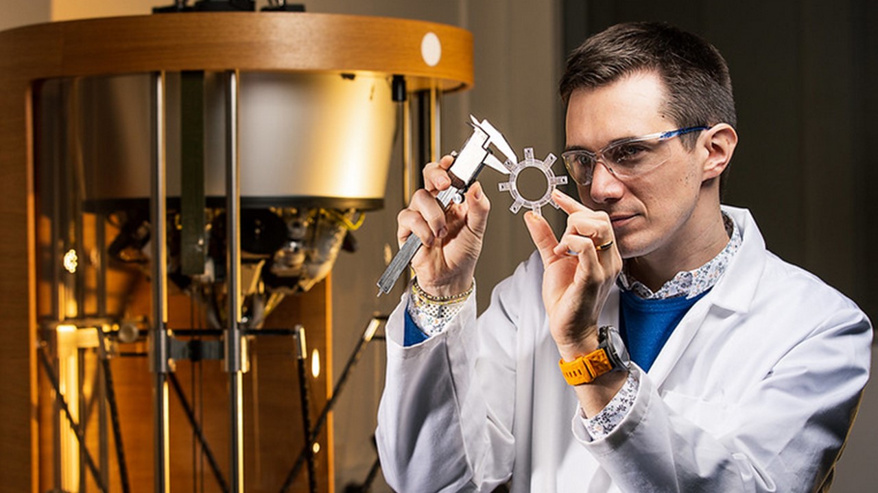 Fabien Szmytka vérifie une pièce réalisée en fabrication additive