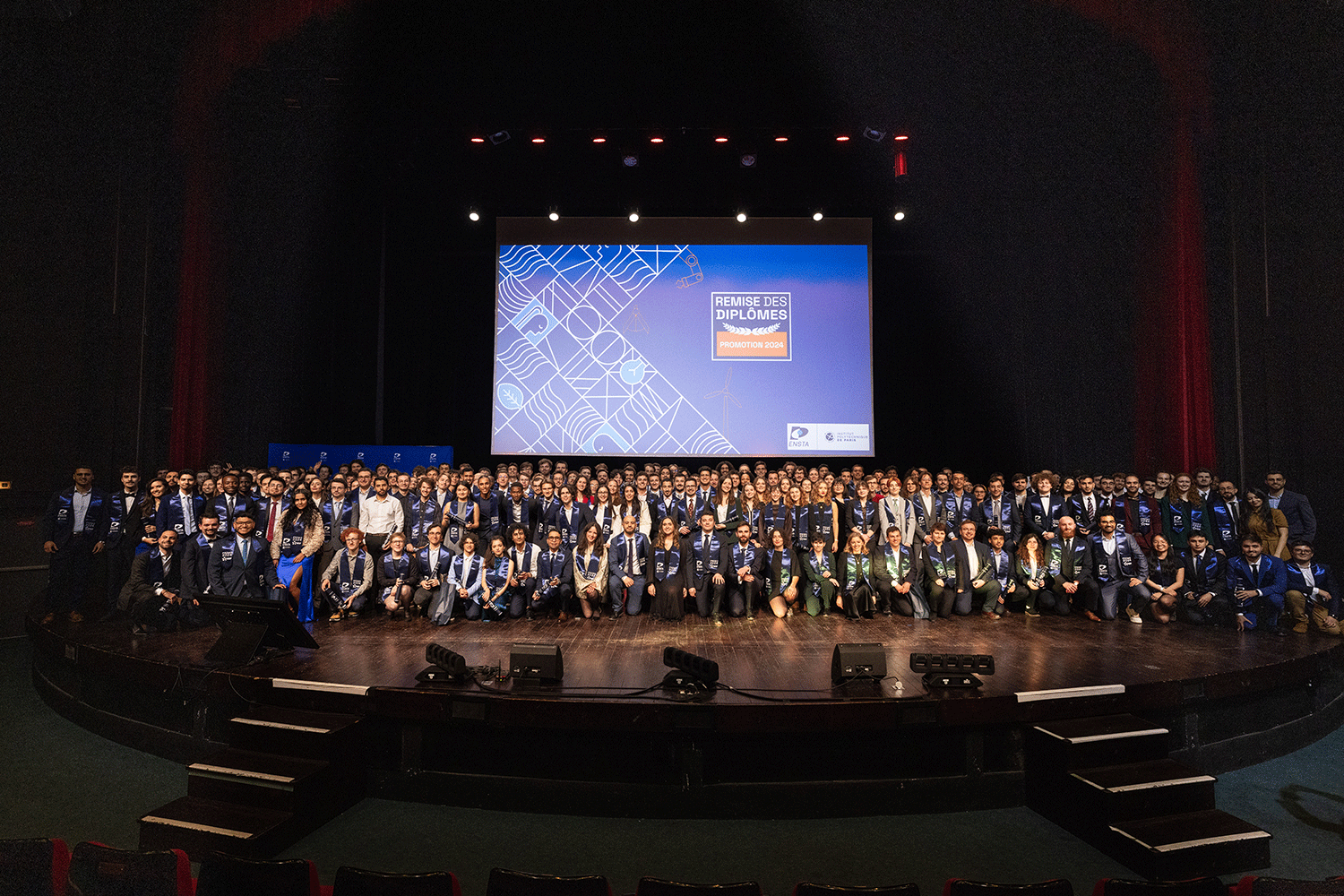 Photo de groupe des diplômés de la promotion 2024