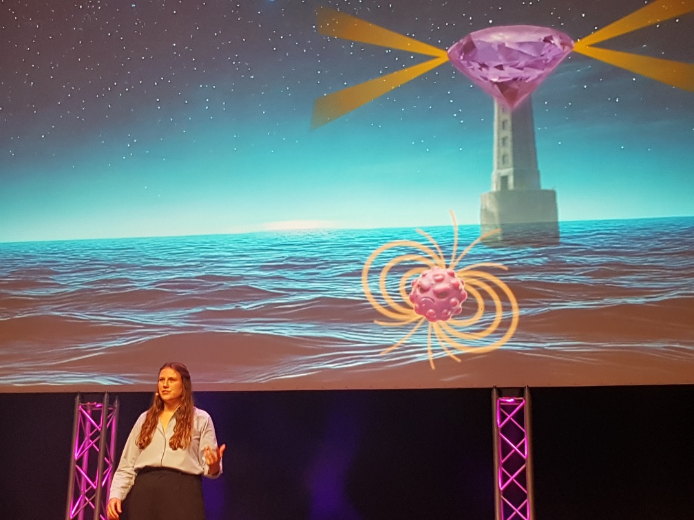 Amélie Kies pendant sa présentation à Ma thèse en 180 secondes