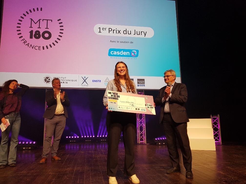 Amélie Kies recevant le premier prix des mains d'Étienne Brière