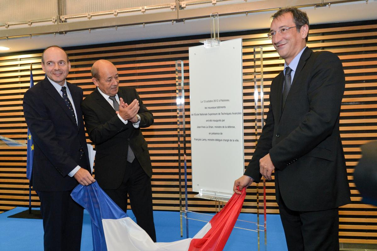 Dévoilement de la plaque inaugurale par les ministres et le président du conseil d'administration